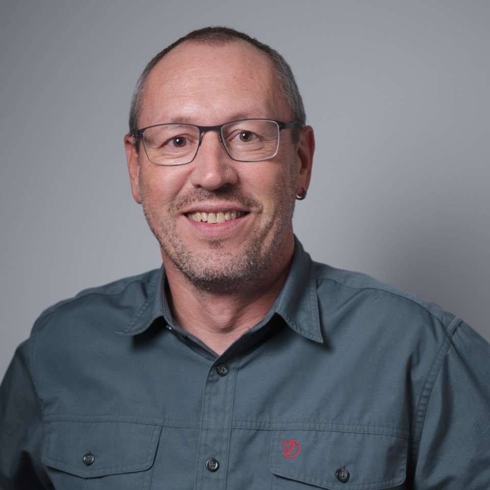Das Bild zeigt Daniel Alexander Regli (Inhaber und Gründer von regli.media).